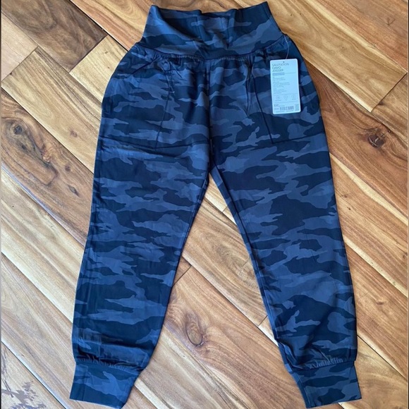 Athleta Salutation Black Camo Jogger XS Petite Athleisure Track Bottoms - Picture 2 of 3